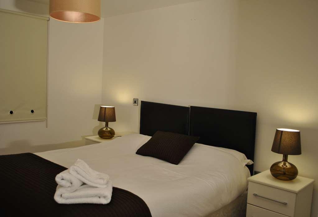 Dreamhouse Apartments Manchester City West Room photo